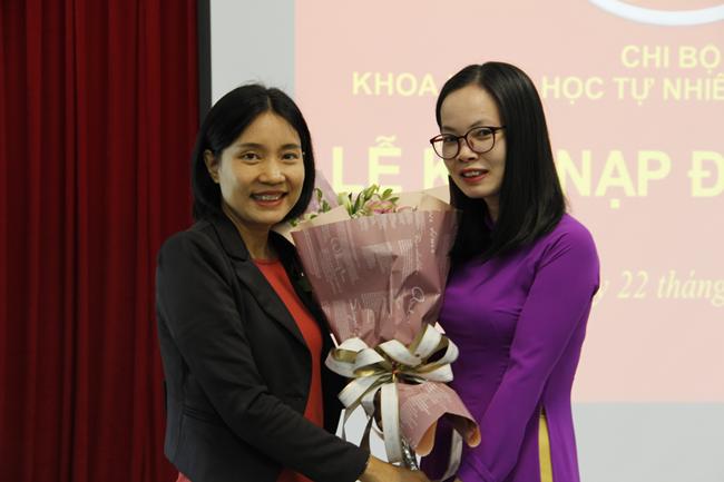 Chi bộ Khoa KHTN&CN tổ chức Lễ kết nạp Đảng viên mới